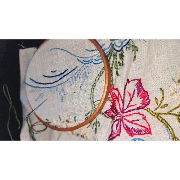 Vintage Floral Embroidery Linen Kit With Threads & Needles - Picture 7 of 10